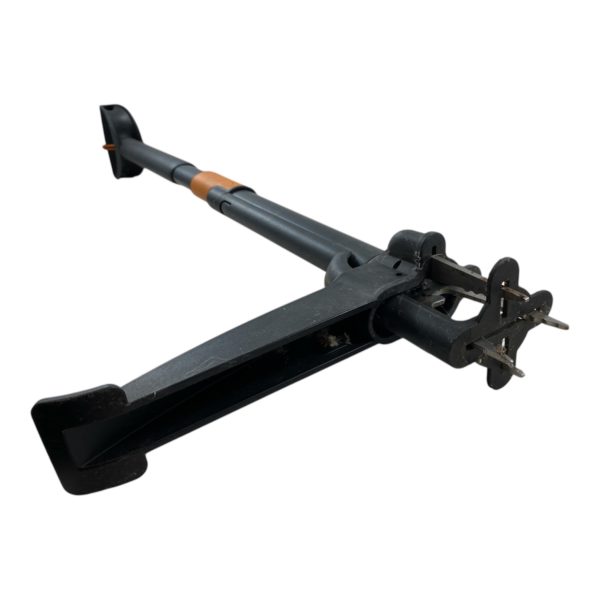 Fiskars 4 Claw Weeder - Image 2